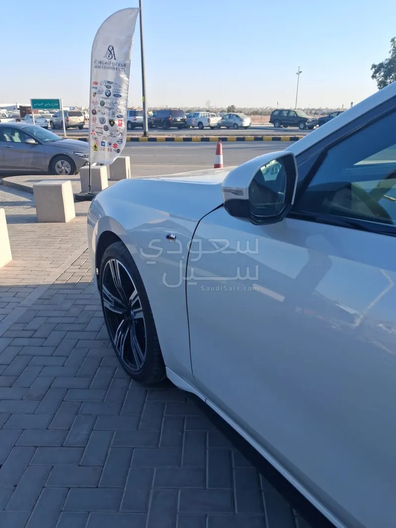 2025 بي ام دبليو الفئة السابعة 735أي