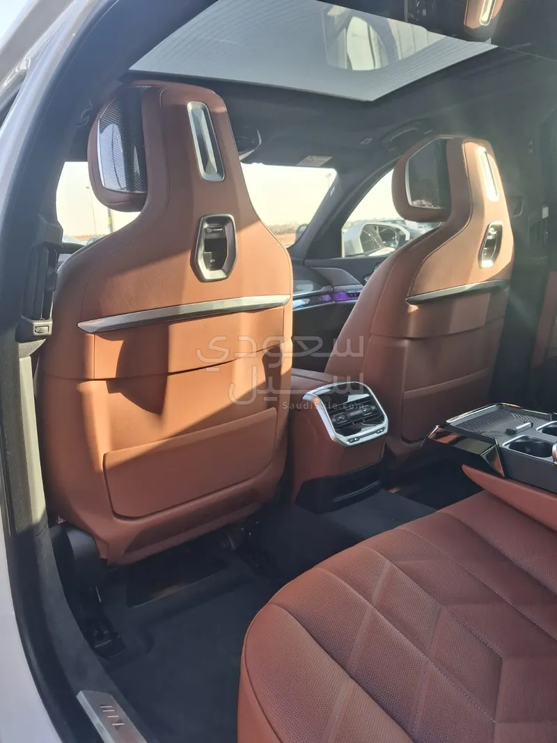 2025 بي ام دبليو الفئة السابعة 735أي