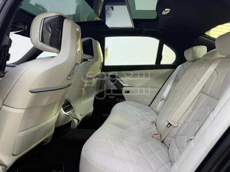 2026 بي ام دبليو الفئة السابعة 735أي