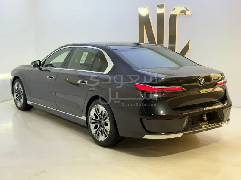 2026 بي ام دبليو الفئة السابعة 735أي