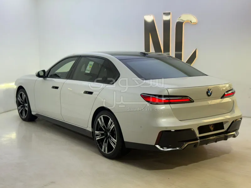 2026 بي ام دبليو الفئة السابعة 735أي