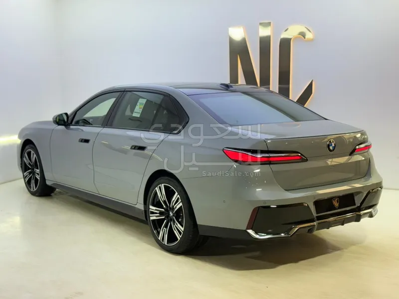 2026 بي ام دبليو الفئة السابعة 735أي