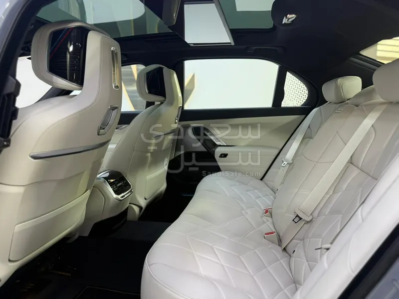 2026 بي ام دبليو الفئة السابعة 735أي