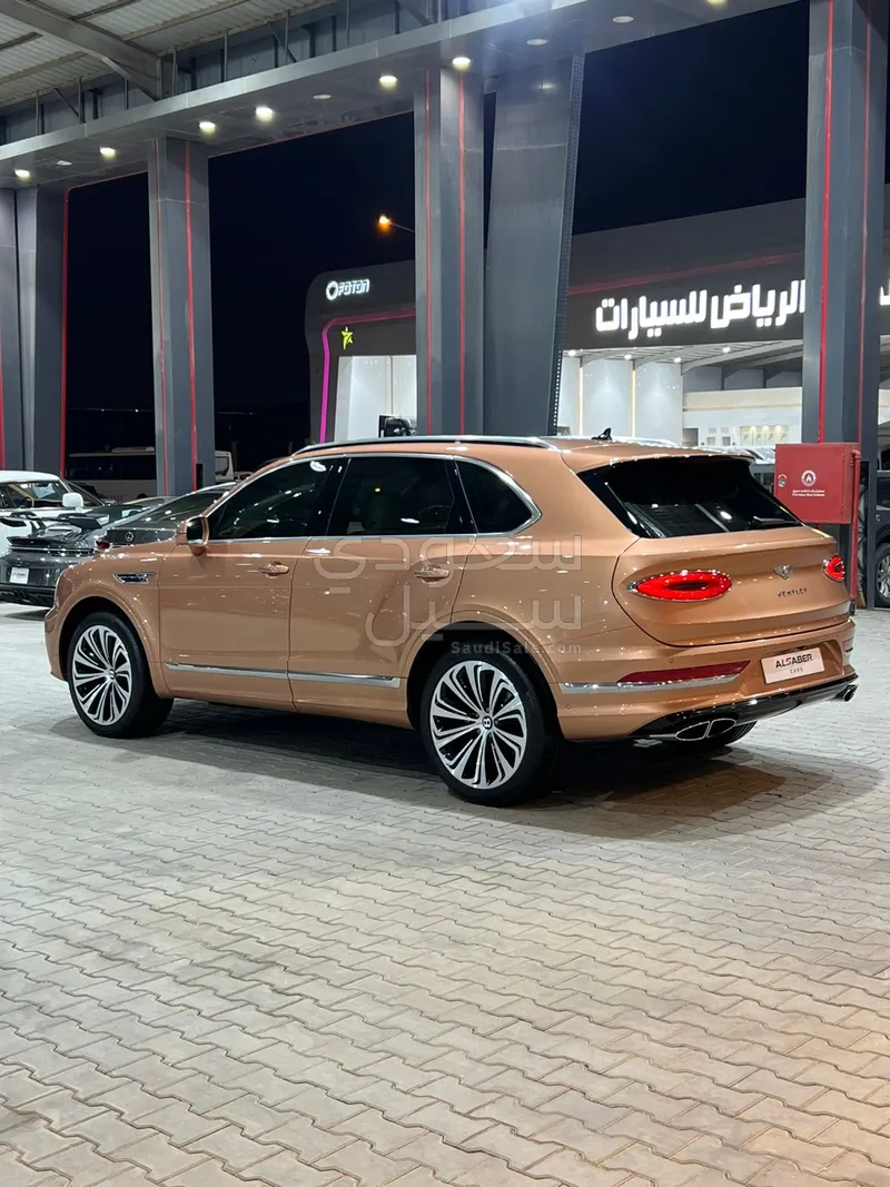 2021 بنتلي بنتايجا الاصدار الاول