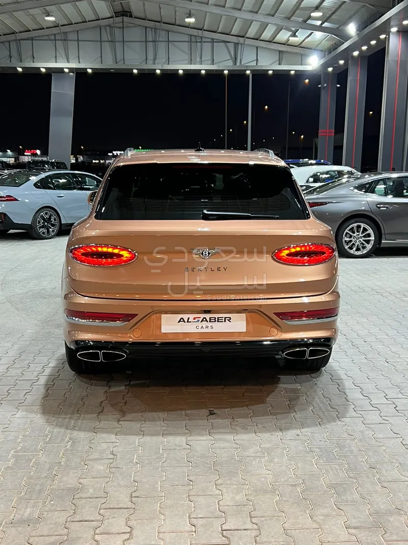 2021 بنتلي بنتايجا الاصدار الاول