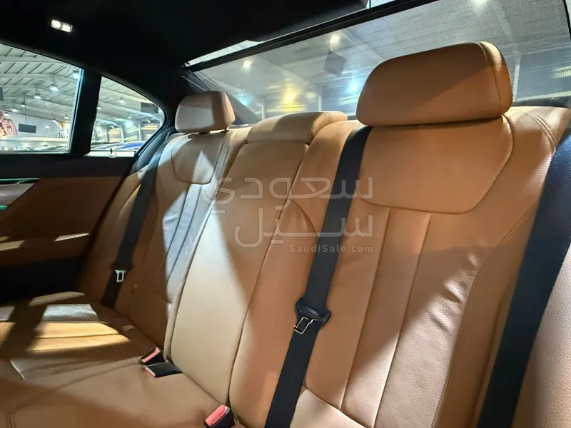 2020 بي ام دبليو الفئة السابعة 730 إل أي