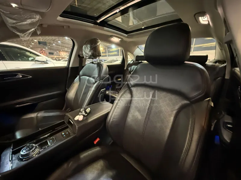 2022 فورد توروس تايتينيوم