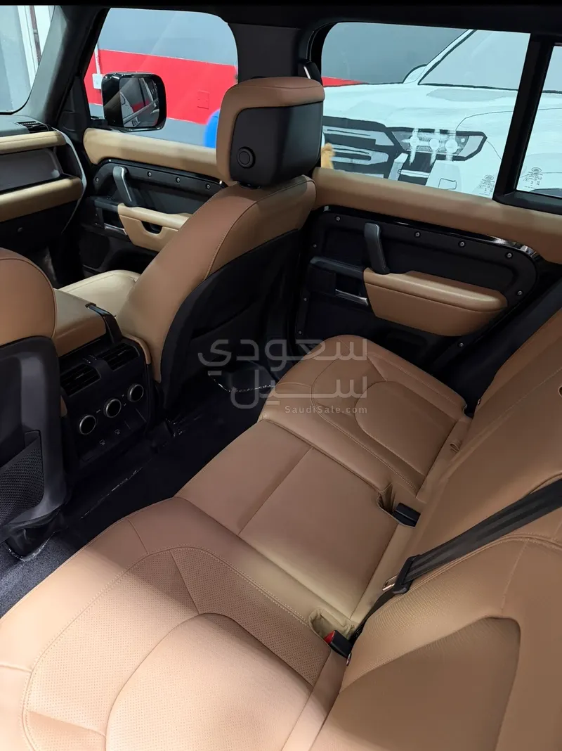 2025 لاند روفر ديفيندر اتش اس اي