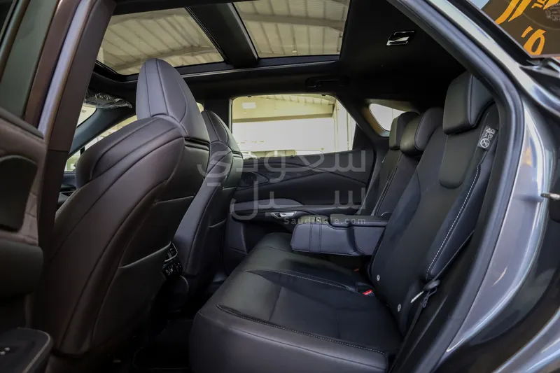 2023 لكزس أر إكس 350 إف