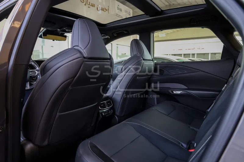 2023 لكزس أر إكس 350 إف