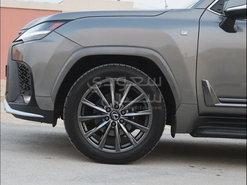 2023 لكزس إل إكس 600 إف