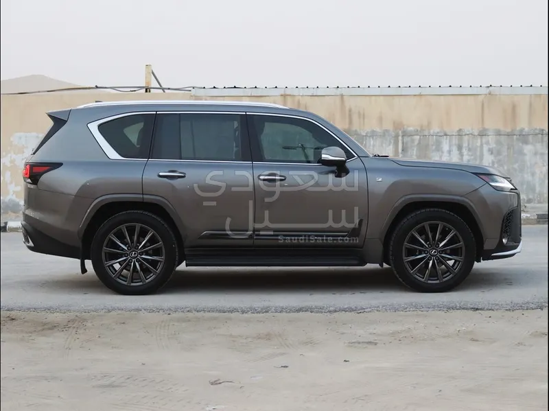 2023 لكزس إل إكس 600 إف