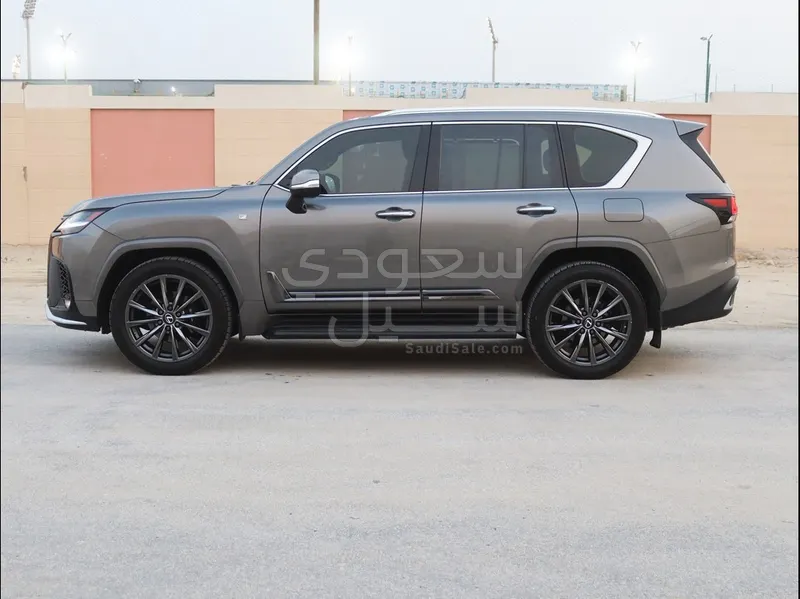 2023 لكزس إل إكس 600 إف