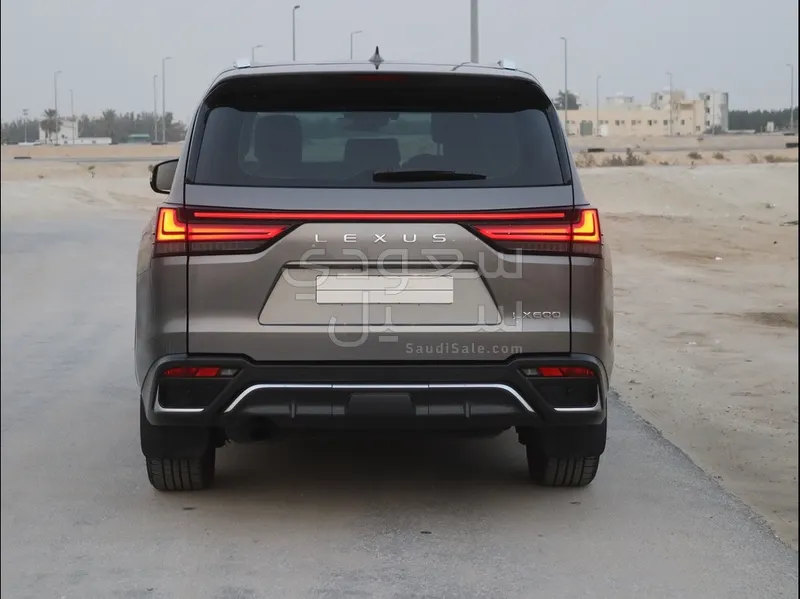 2023 لكزس إل إكس 600 إف