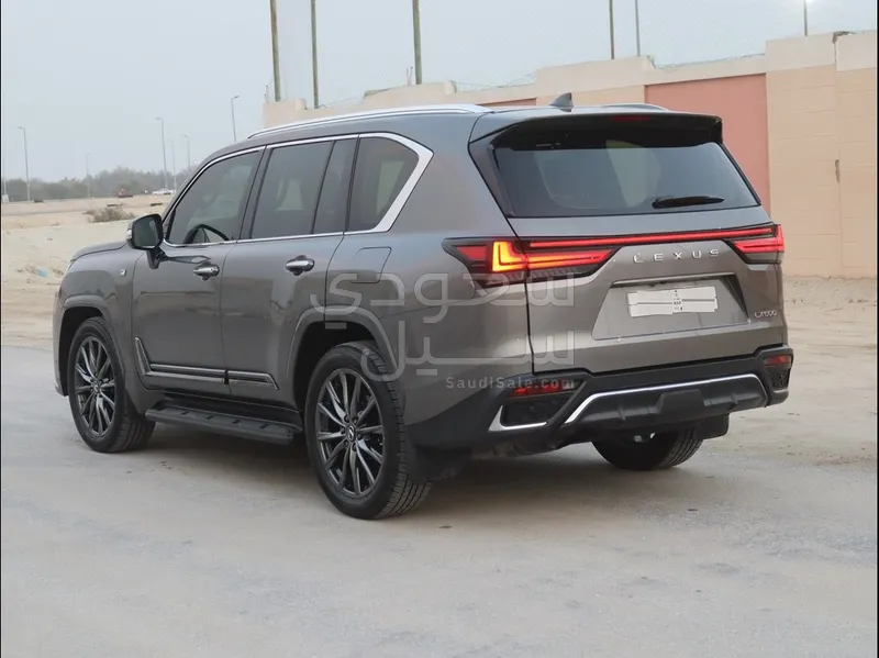 2023 لكزس إل إكس 600 إف
