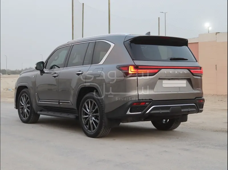 2023 لكزس إل إكس 600 إف