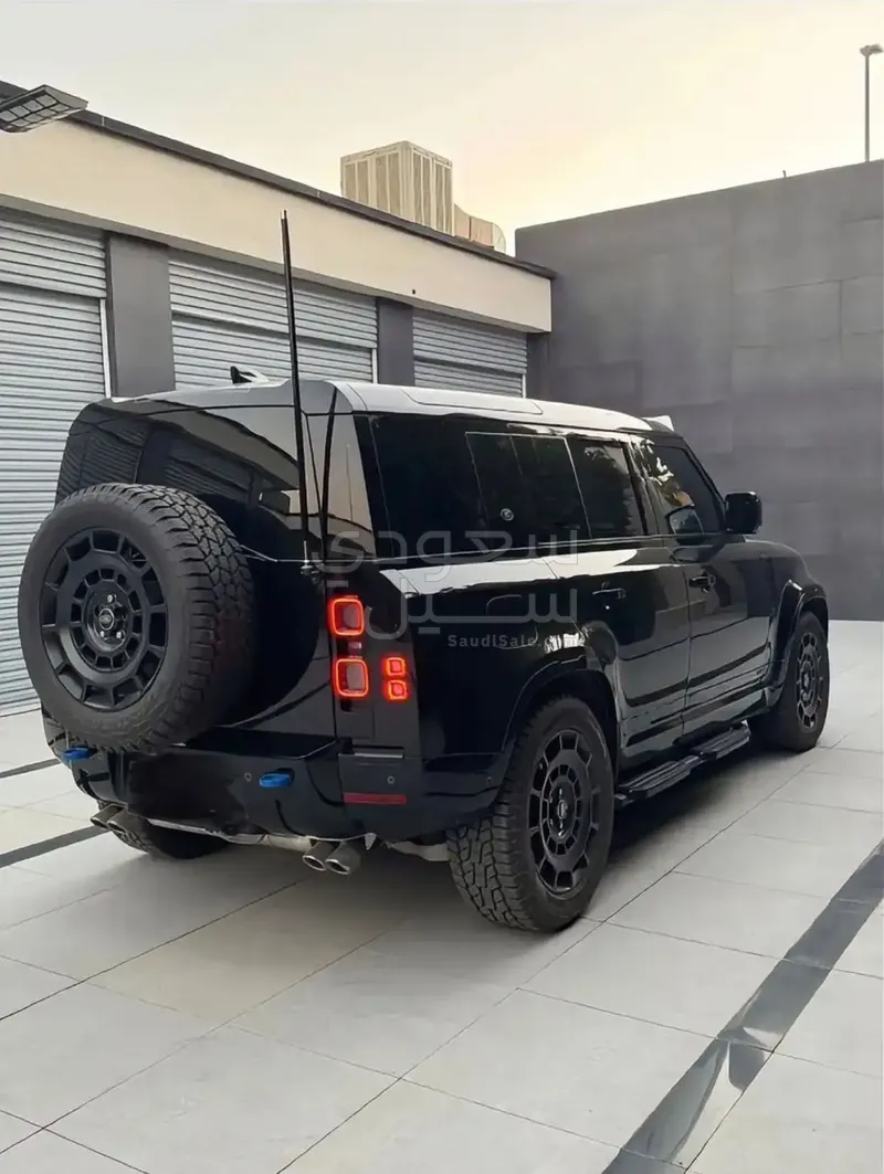 2024 لاند روفر ديفيندر اكس 110