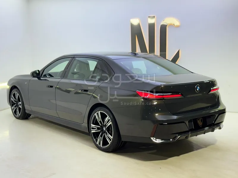 2026 بي ام دبليو الفئة السابعة 735أي
