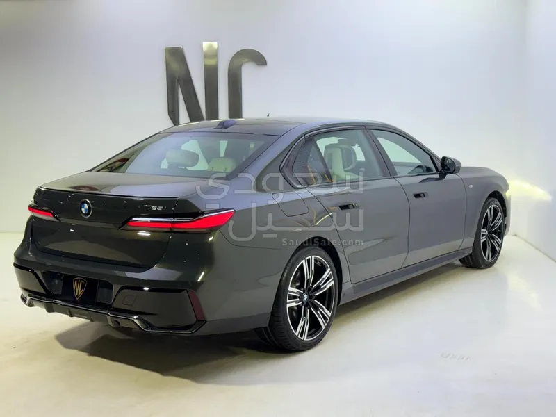 2026 بي ام دبليو الفئة السابعة 735أي