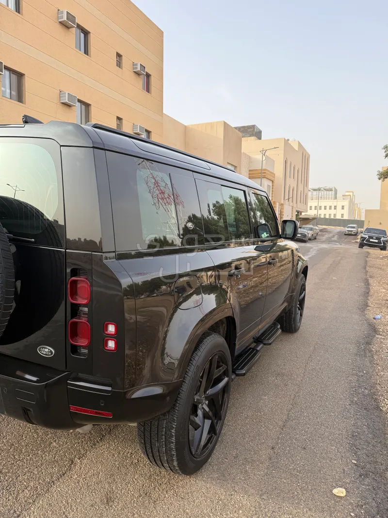 2022 لاند روفر ديفيندر 110