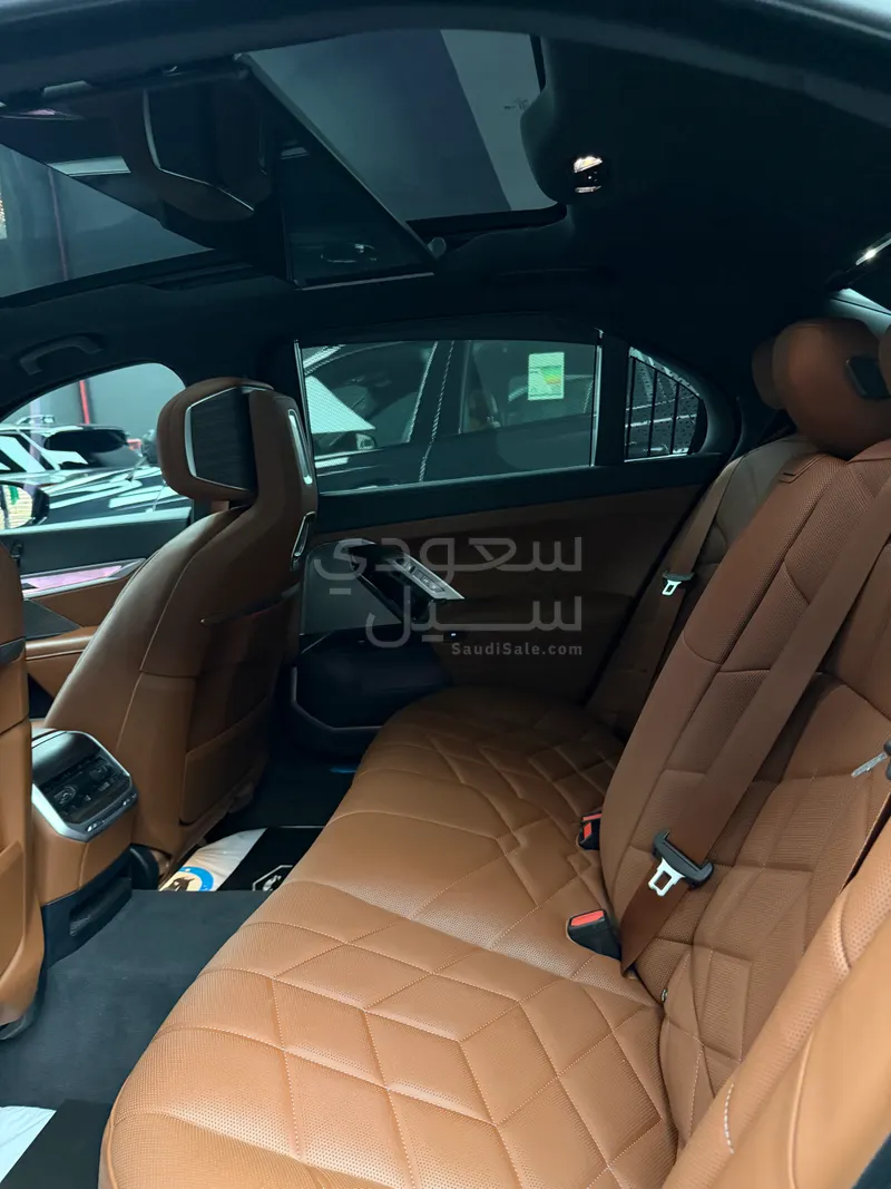 2025 بي ام دبليو الفئة السابعة 735أي