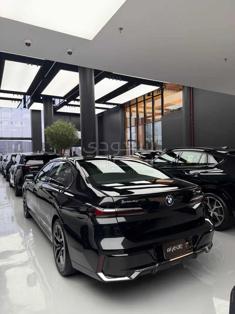 2025 بي ام دبليو الفئة السابعة 735أي