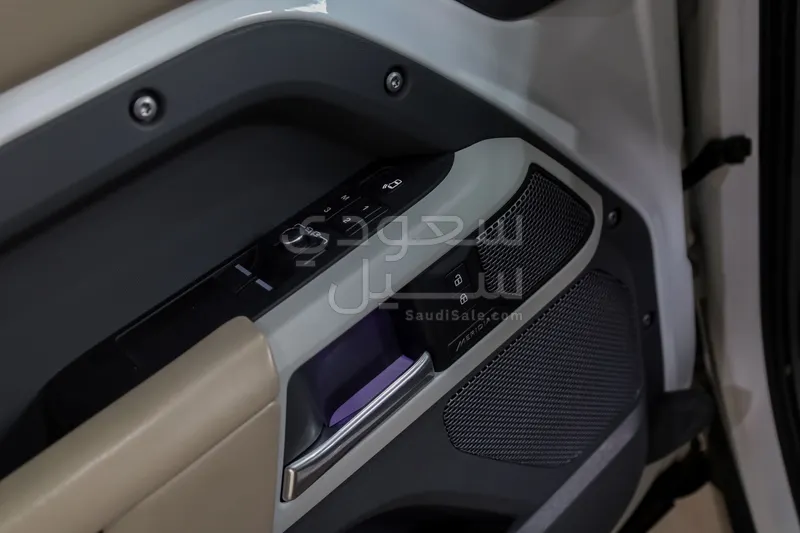 2022 لاند روفر ديفيندر اتش اس اي