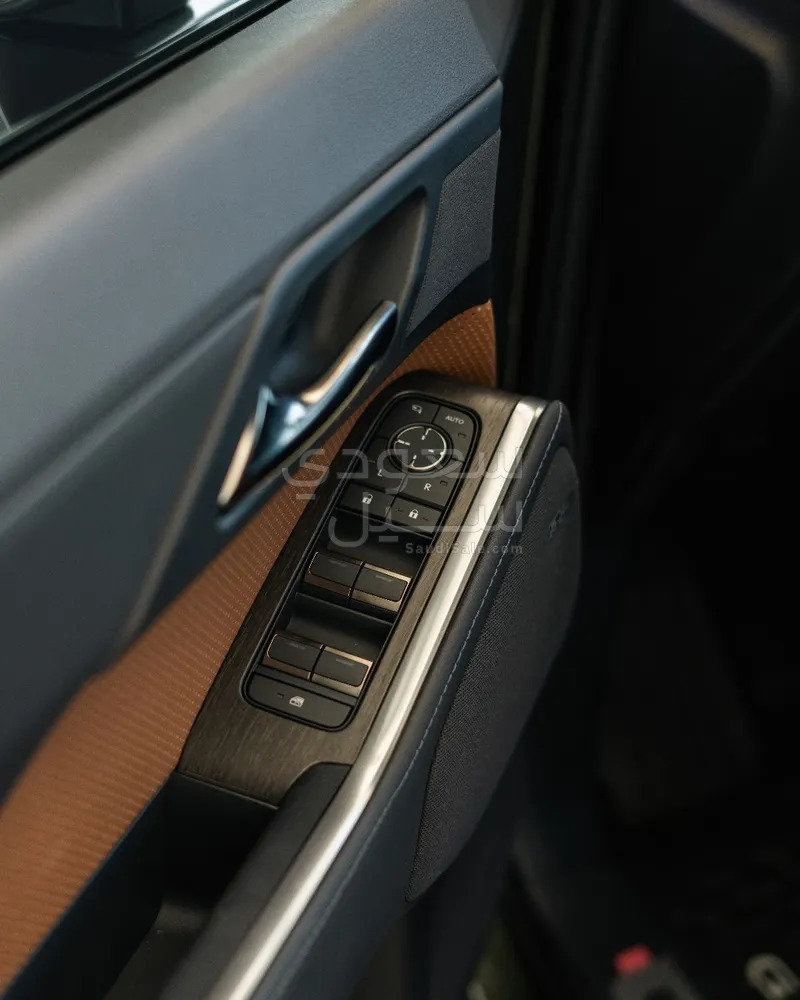 2025 لكزس جي إكس 550