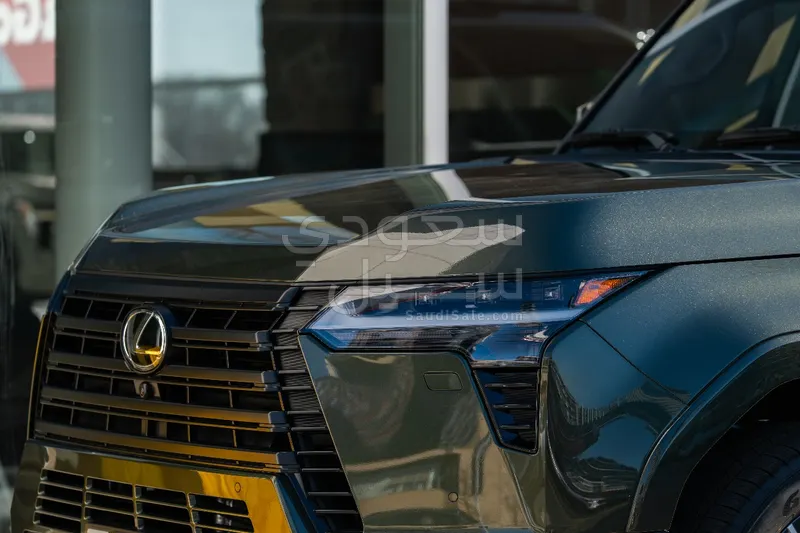 2025 لكزس جي إكس 550