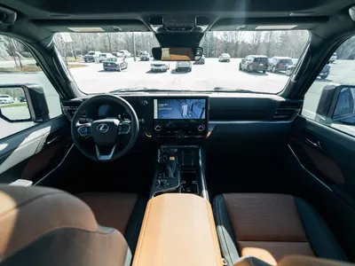 2025 لكزس جي إكس 550