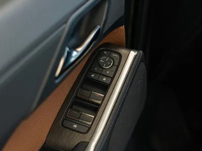 2025 لكزس جي إكس 550