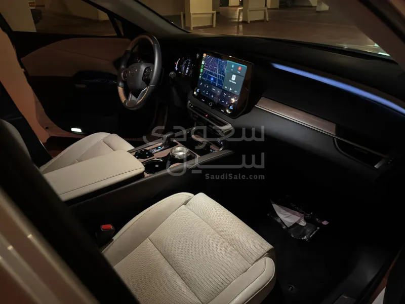 2024 لكزس أر إكس 350