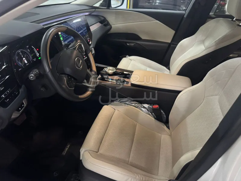 2024 لكزس أر إكس 350