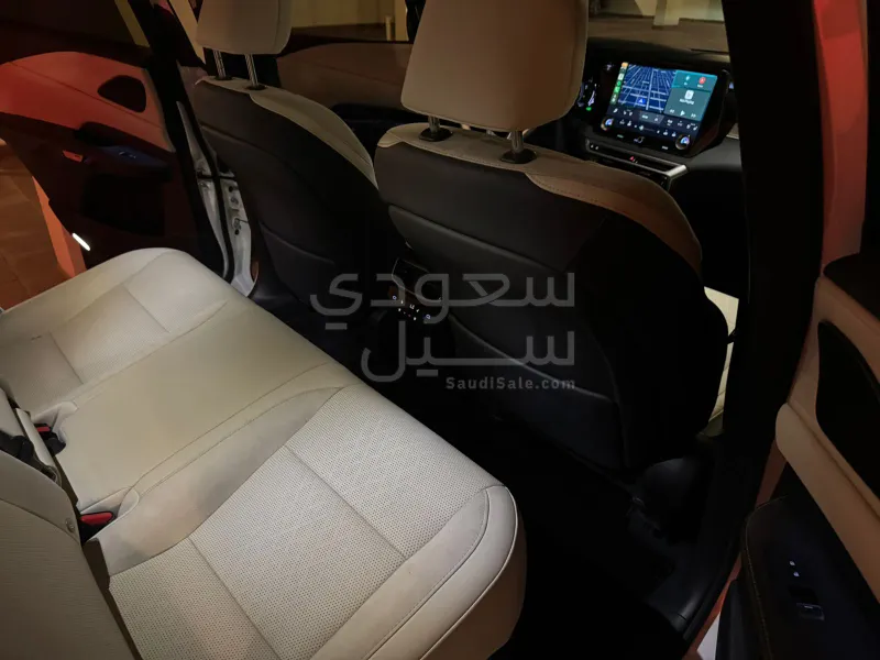 2024 لكزس أر إكس 350