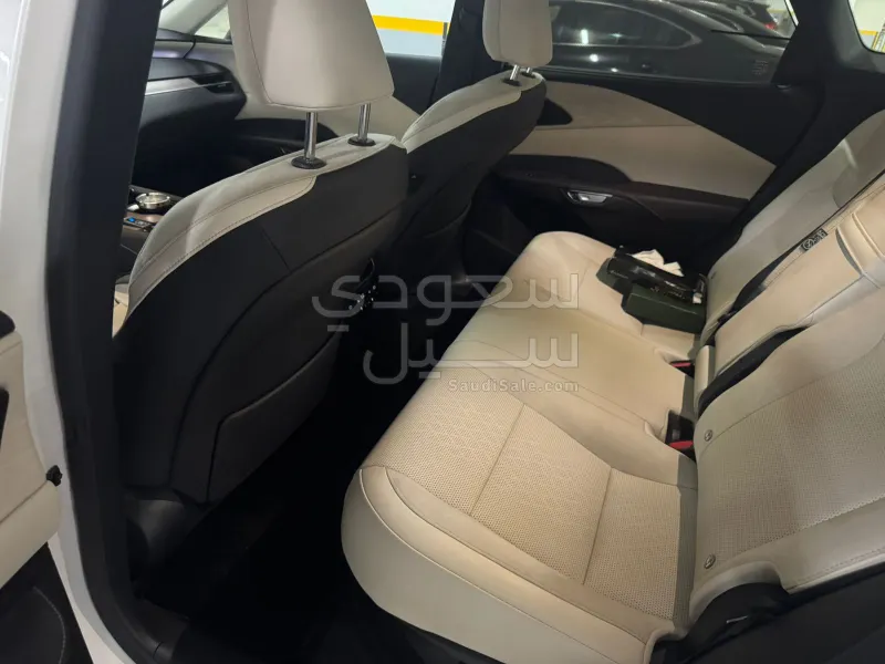 2024 لكزس أر إكس 350