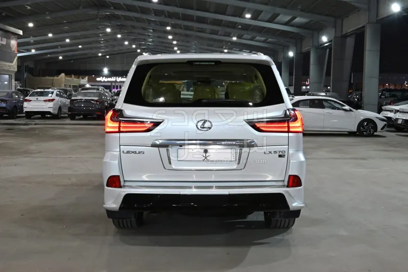 2021 لكزس إل إكس 570 اس