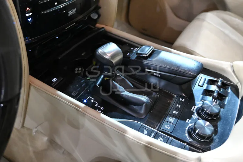 2021 لكزس إل إكس 570 اس