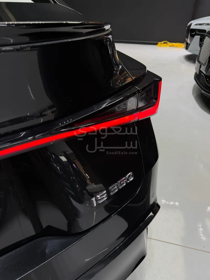 2021 لكزس آي إس 350 إف