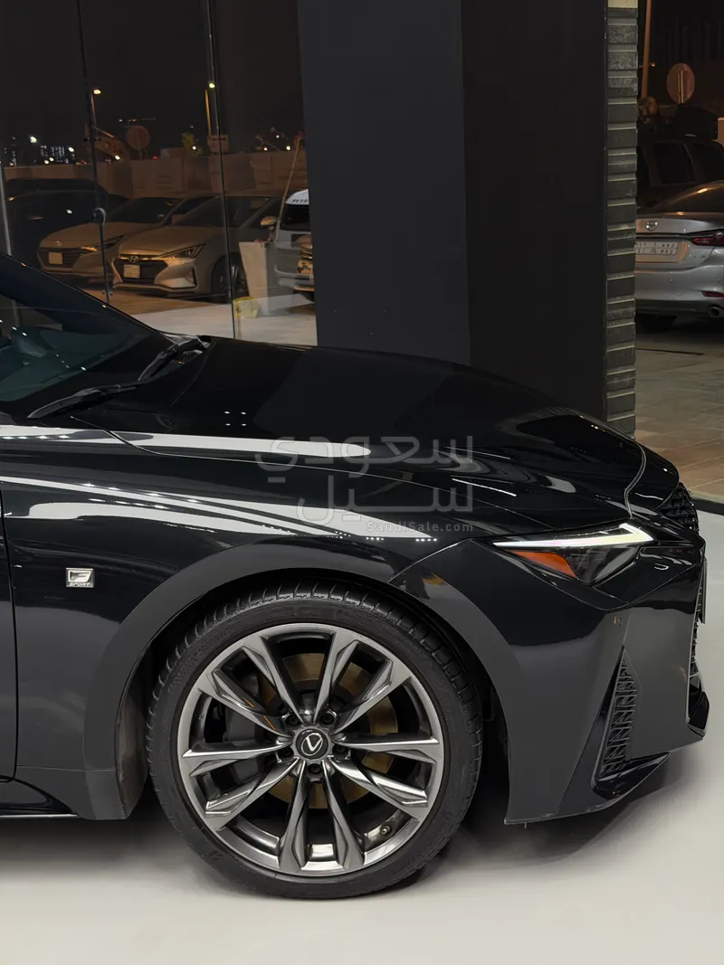 2021 لكزس آي إس 350 إف