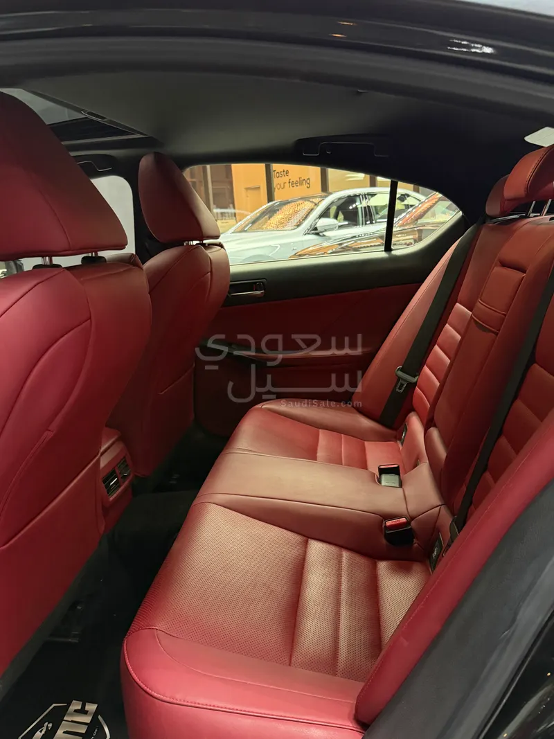 2021 لكزس آي إس 350 إف