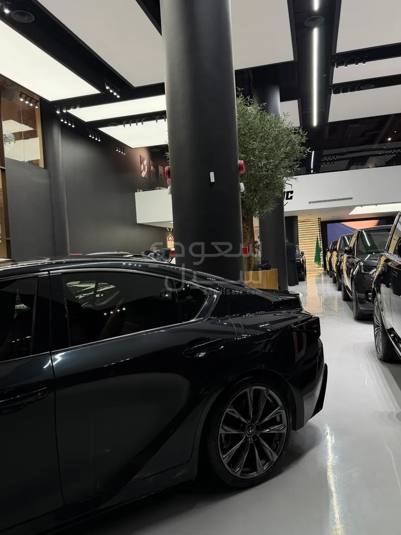 2021 لكزس آي إس 350 إف