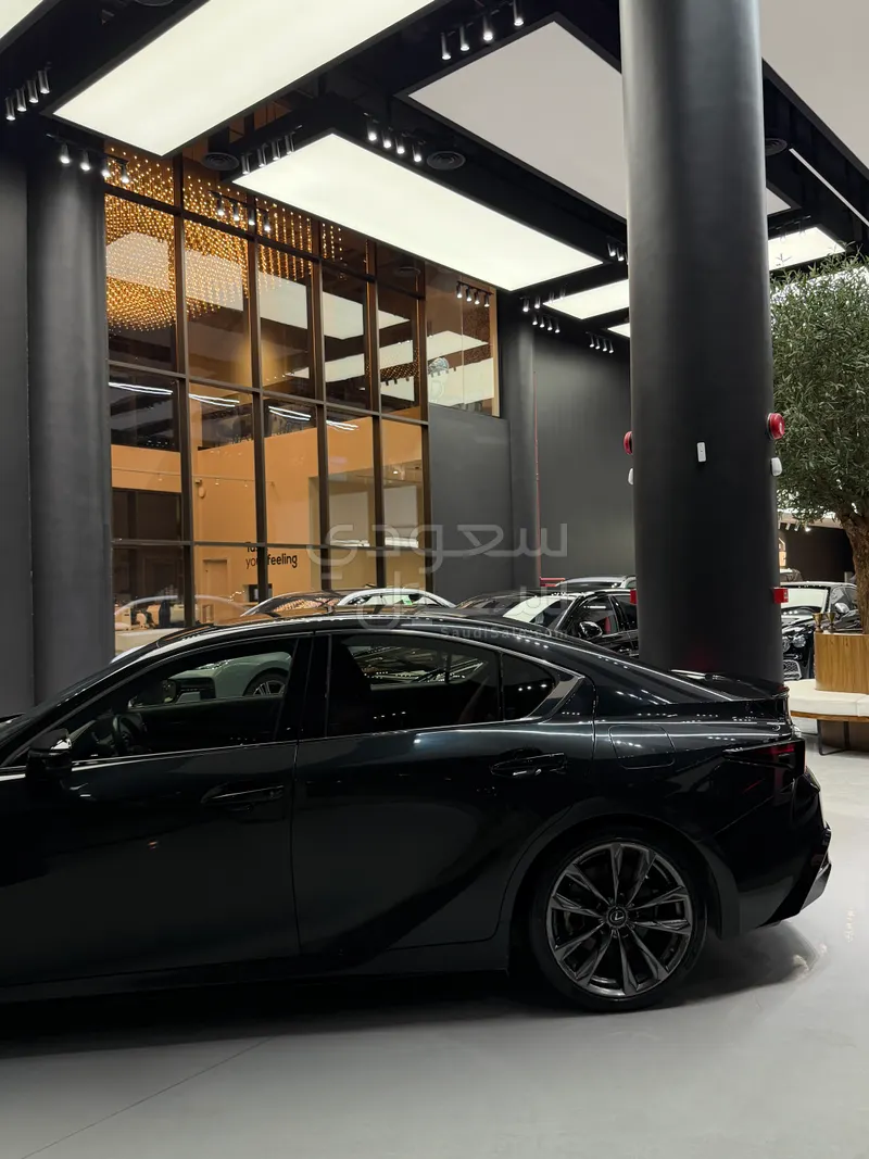 2021 لكزس آي إس 350 إف