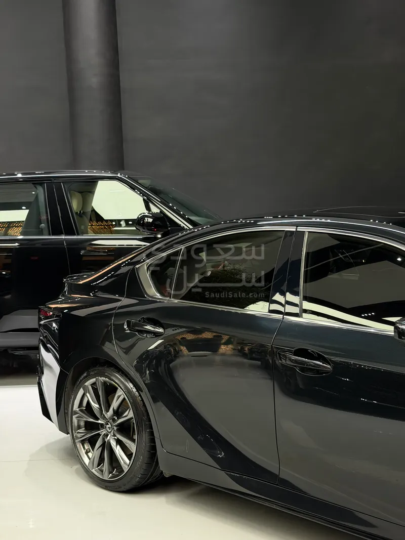 2021 لكزس آي إس 350 إف