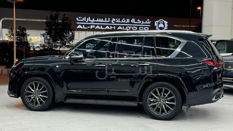 2022 لكزس إل إكس 600