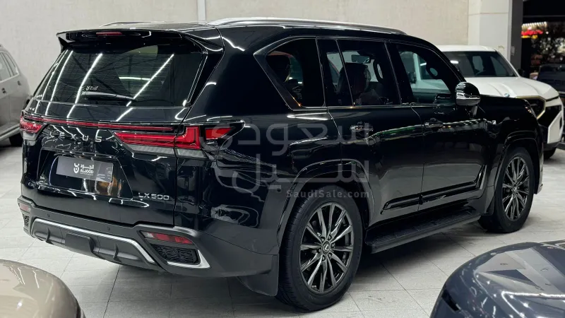 2022 لكزس إل إكس 600