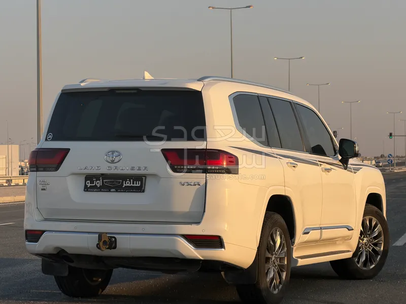 2024 تويوتا لاند كروزر في اكس ار