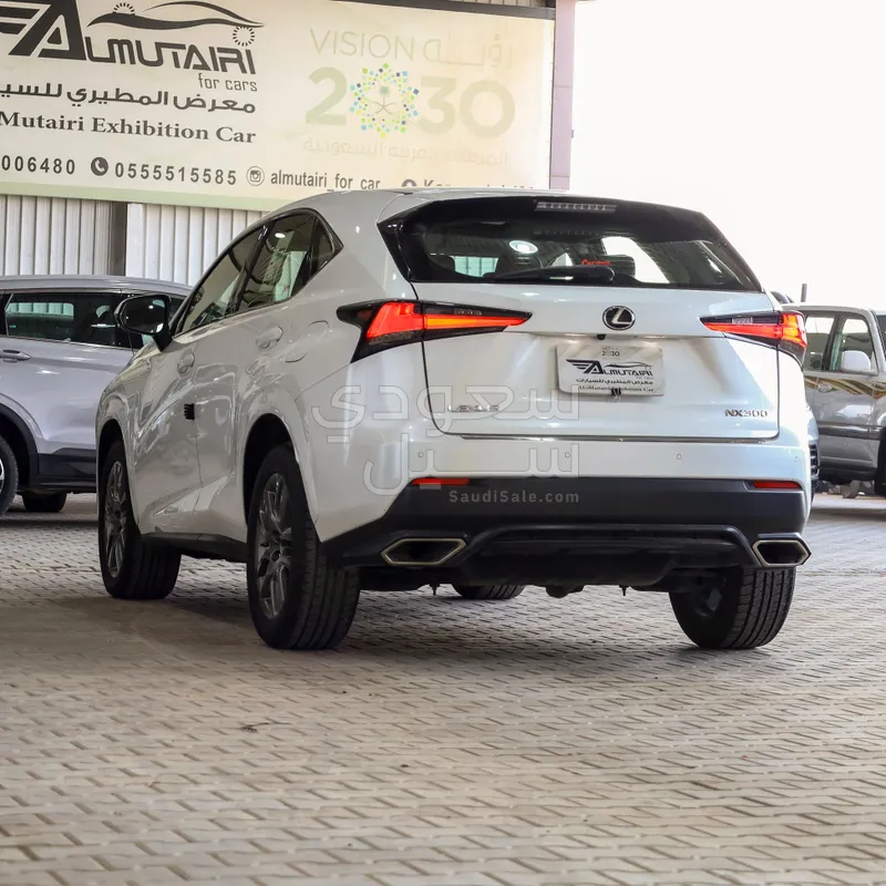 2020 لكزس إن إكس 300