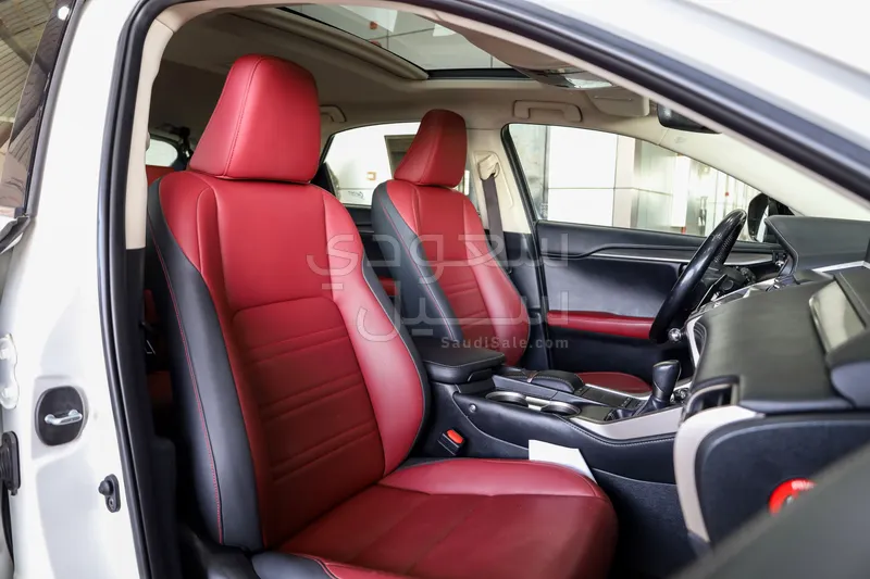 2020 لكزس إن إكس 300