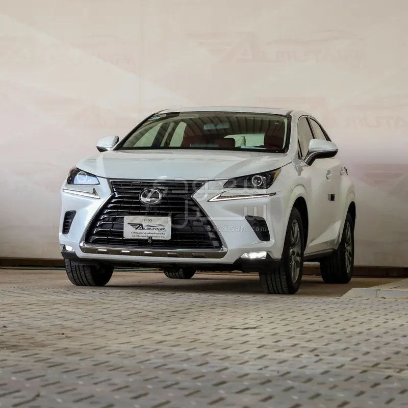 2020 لكزس إن إكس 300
