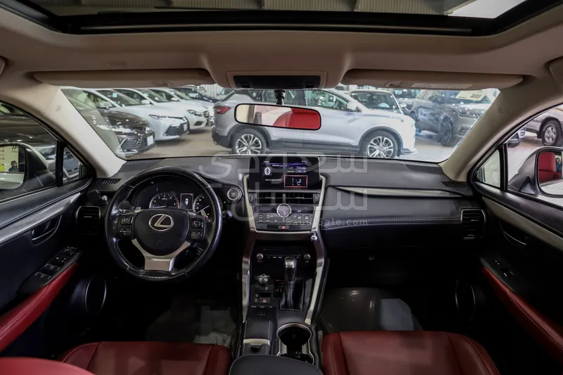 2020 لكزس إن إكس 300